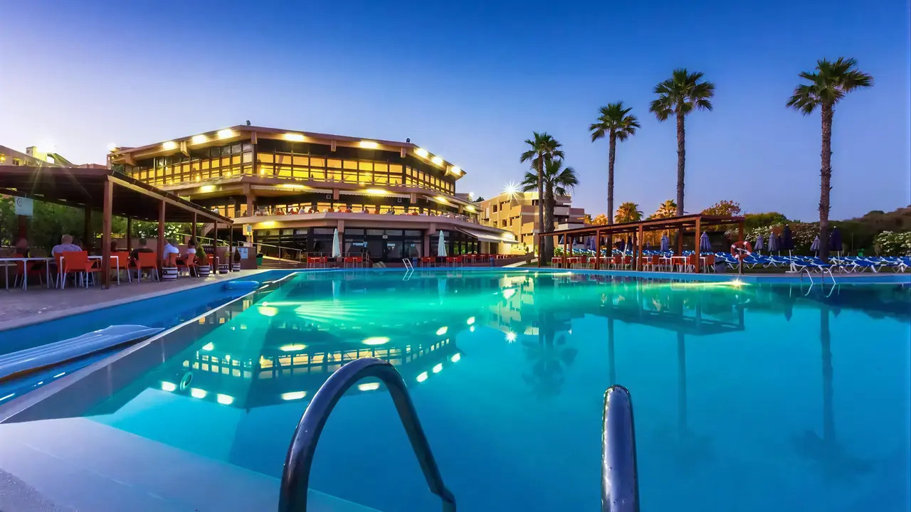 Basen w hotelu Auramar Beach Resort o zmierzchu