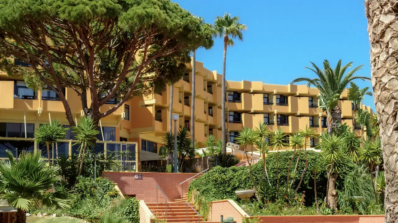 Budynek i fasada hotelu Auramar Beach Resort z roślinnością