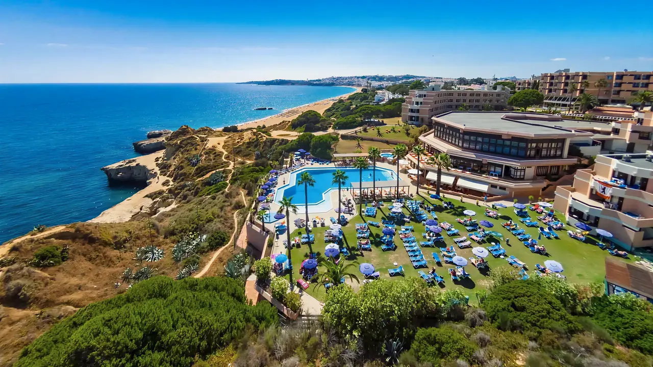 Widok na kompleks Auramar Beach Resort nad morzem