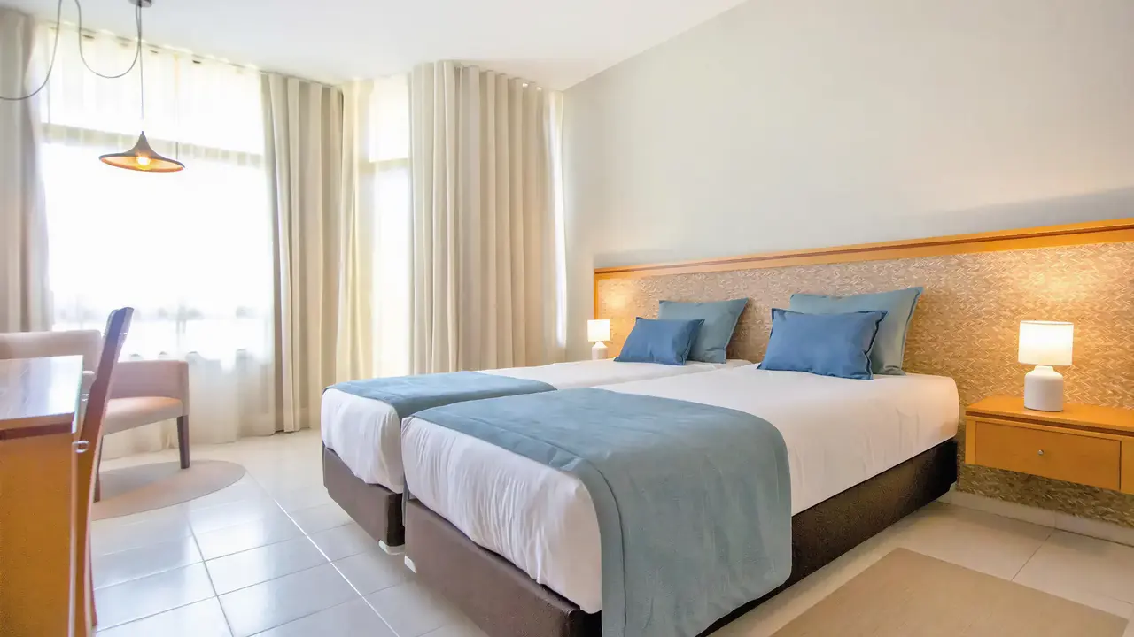 Pokój z dwoma łóżkami w Auramar Beach Resort