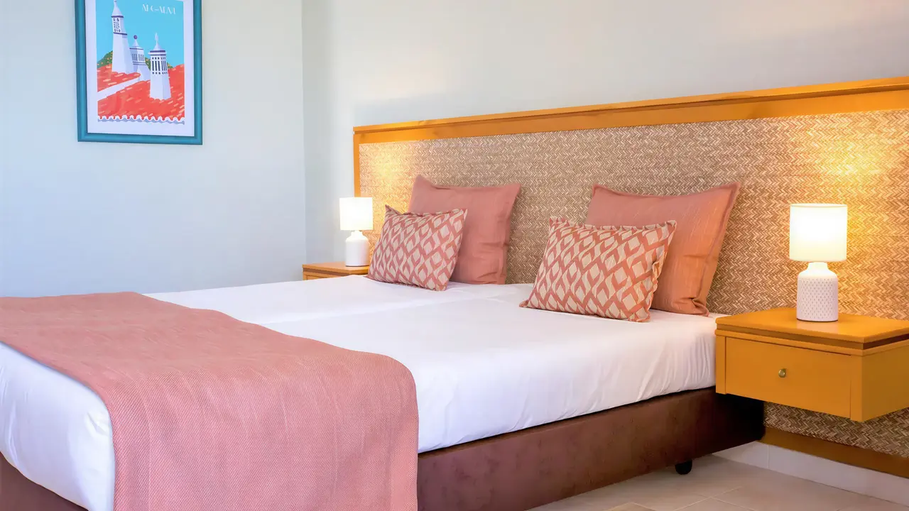 Sypialnia z łóżkiem w Auramar Beach Resort