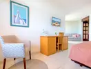 Wnętrze pokoju gościnnego w Auramar Beach Resort