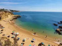 Piaszczysta plaża przy hotelu Auramar Beach Resort