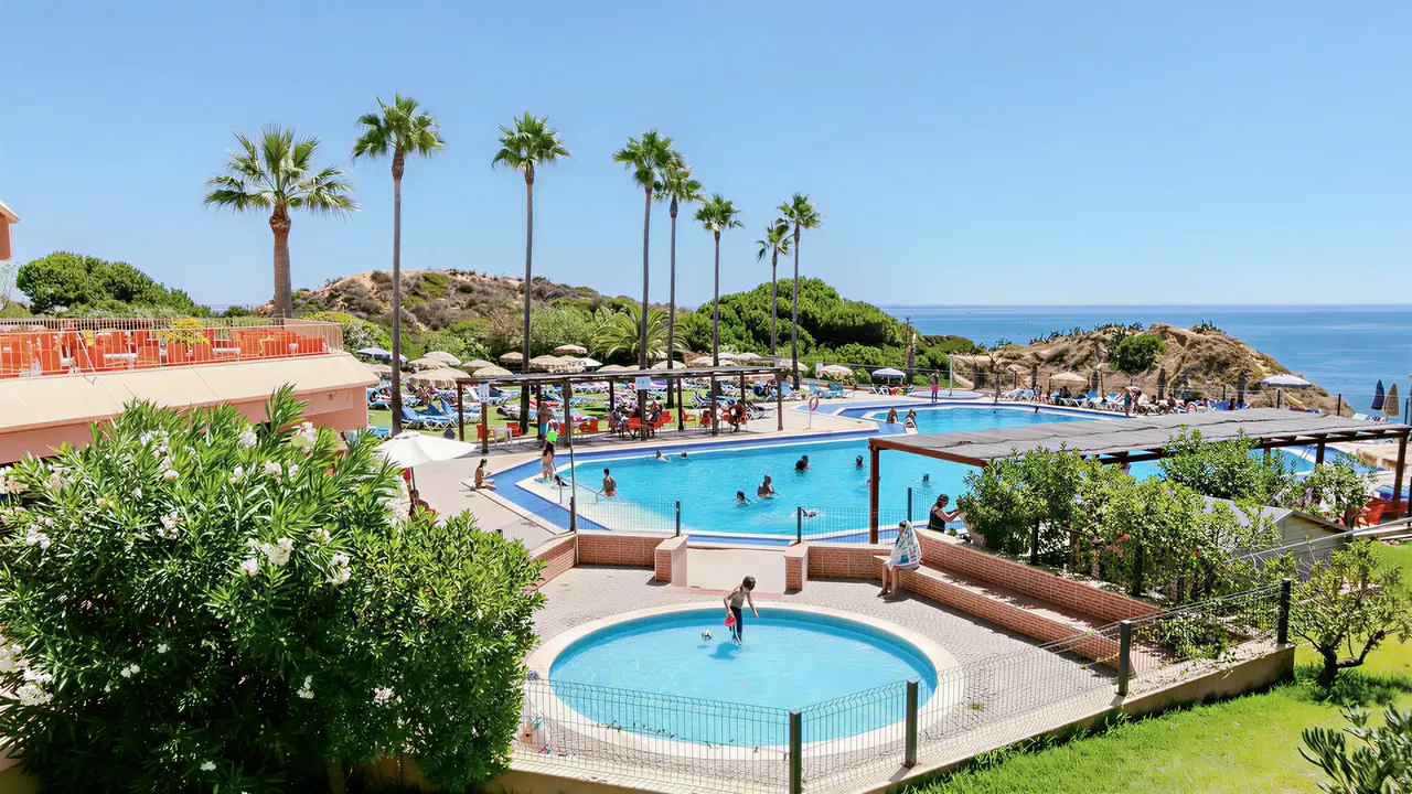 Baseny i strefa wypoczynku w Auramar Beach Resort