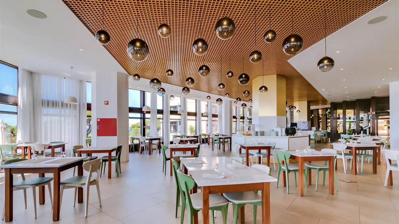 Jasna restauracja w Auramar Beach Resort z nowoczesnymi stolikami