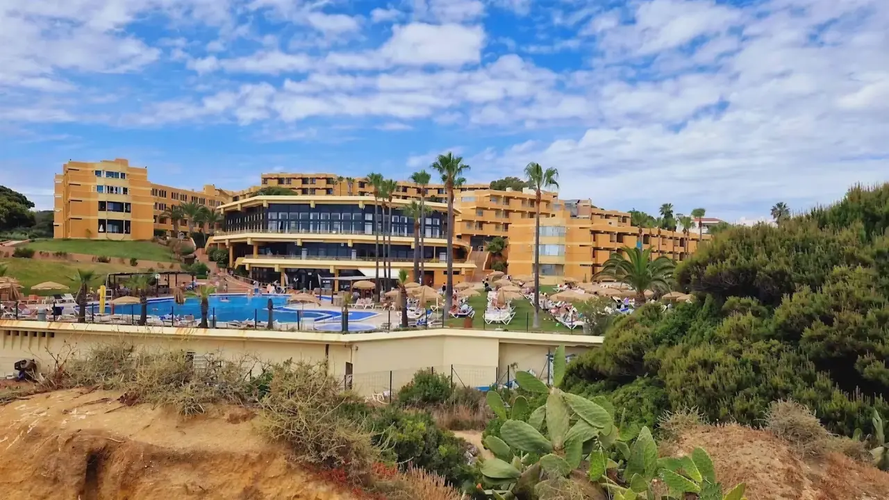 Panorama kompleksu budynków Auramar Beach Resort z basenem