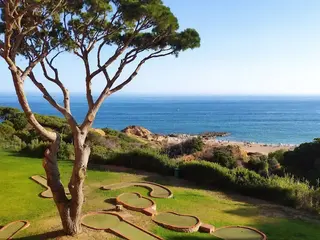 Pole do minigolfa w Auramar Beach Resort z widokiem