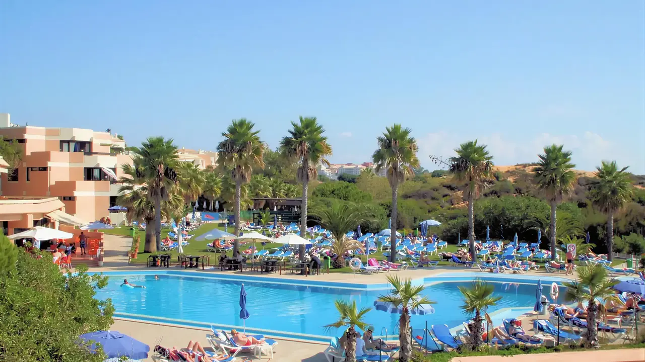 Widok na kompleks basenowy w Auramar Beach Resort