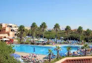 Widok na kompleks basenowy w Auramar Beach Resort