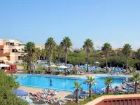Widok na kompleks basenowy w Auramar Beach Resort