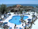 Basen z leżakami w Auramar Beach Resort