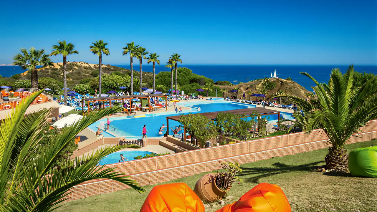 Widok na kompleks basenów w Auramar Beach Resort