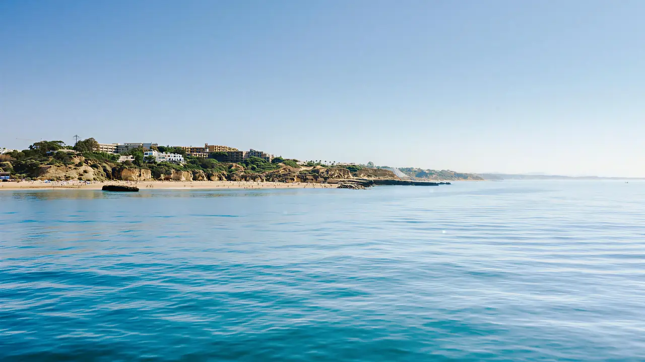 Widok na kompleks Auramar Beach Resort znad brzegu morza
