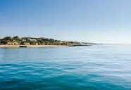 Widok na kompleks Auramar Beach Resort znad brzegu morza