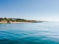 Widok na kompleks Auramar Beach Resort znad brzegu morza