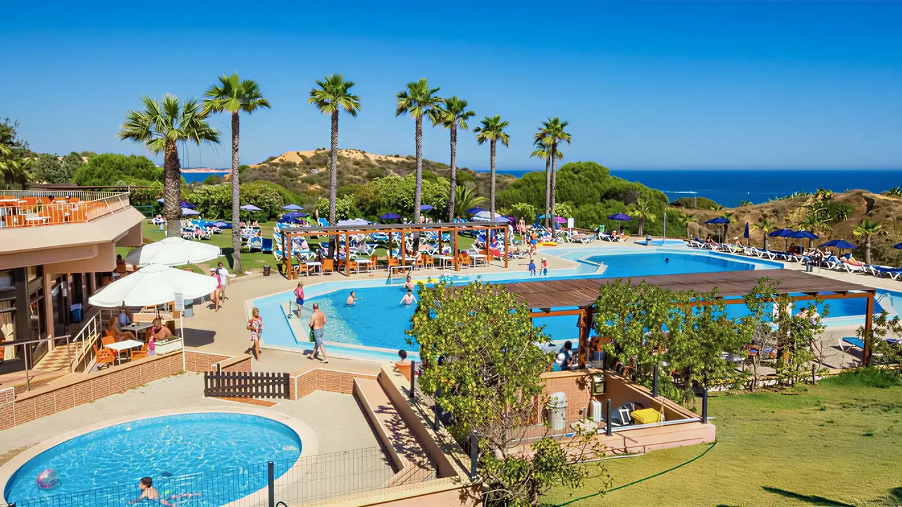 Widok na kompleks basenowy w Auramar Beach Resort