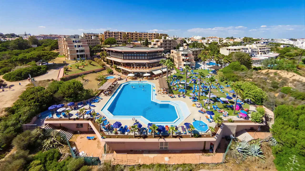 Widok na kompleks Auramar Beach Resort z basenami