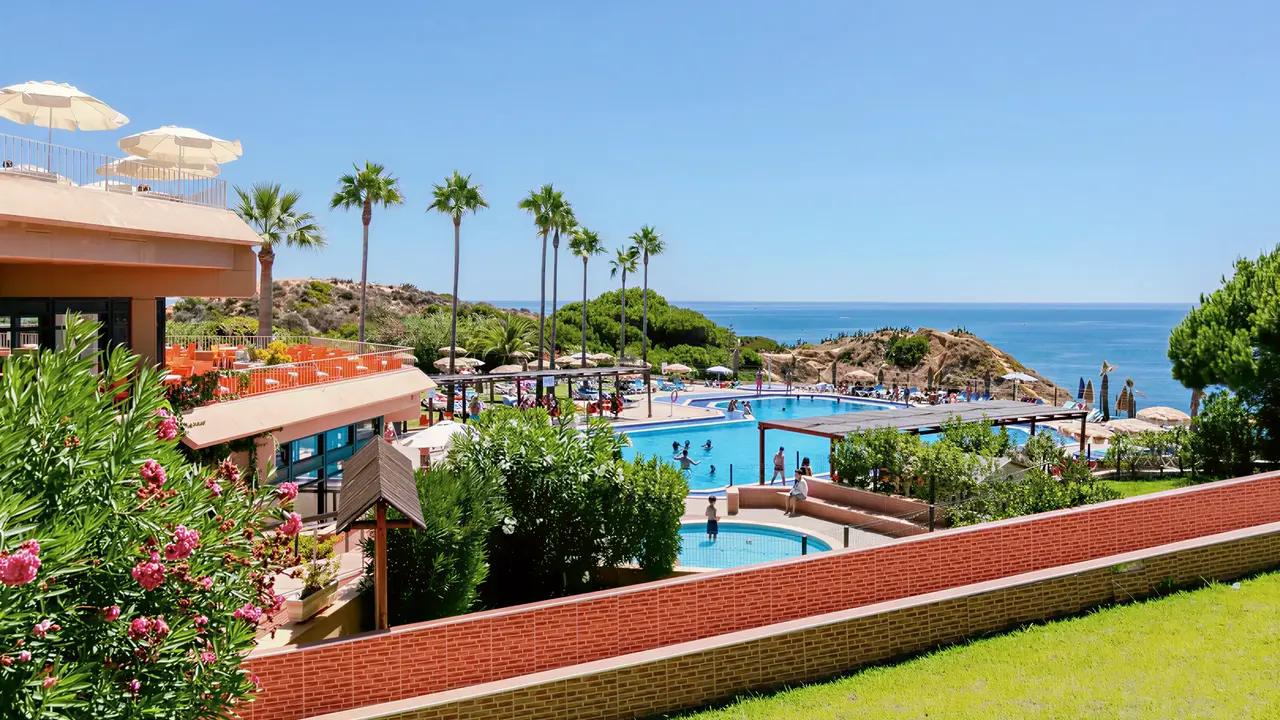 Widok na kompleks basenów w Auramar Beach Resort