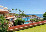 Widok na kompleks basenów w Auramar Beach Resort