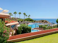 Widok na kompleks basenów w Auramar Beach Resort