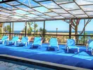 Basen i leżaki w Auramar Beach Resort