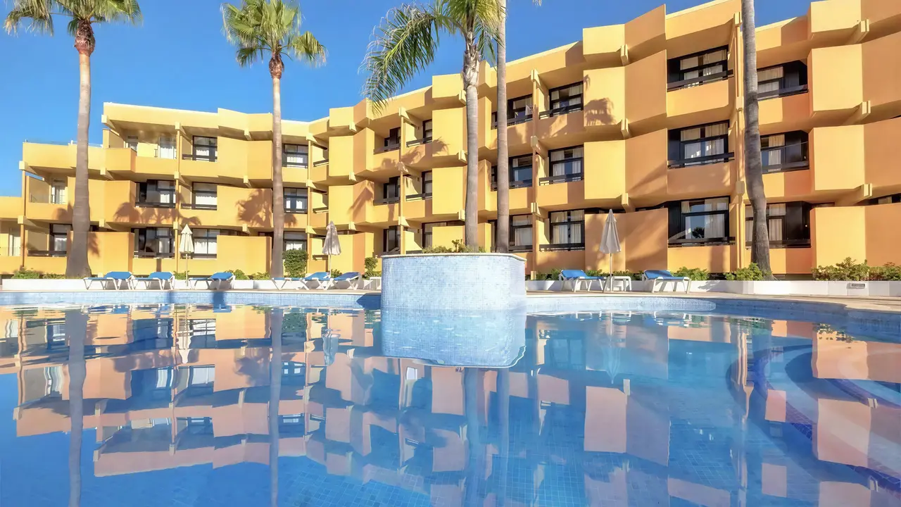 Basen z widokiem na budynki Auramar Beach Resort