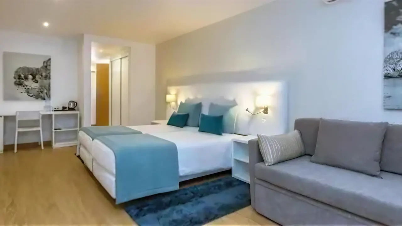 Nowoczesny pokój z łóżkami w Auramar Beach Resort