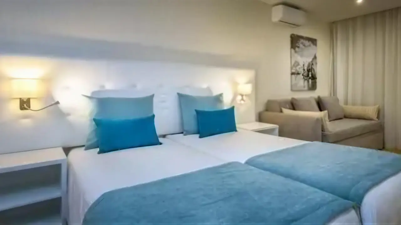 Nowoczesna sypialnia w Auramar Beach Resort