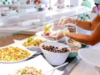 Bufet z jedzeniem w Auramar Beach Resort