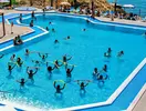 Goście w basenie w Auramar Beach Resort