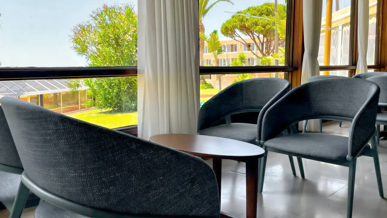 Wnętrze z wygodnymi fotelami w Auramar Beach Resort