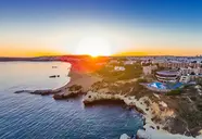 Widok na kompleks Auramar Beach Resort nad morzem o zachodzie