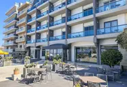 Elewacja i wejście do obiektu AX Sunny Coast Resort & Spa