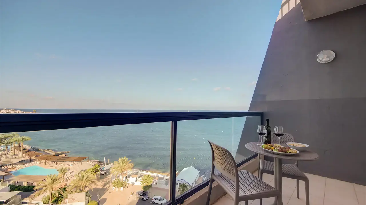 Balkon z widokiem na morze w AX Sunny Coast Resort & Spa