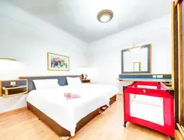 Sypialnia z łóżkiem i łóżeczkiem w AX Sunny Coast Resort & Spa