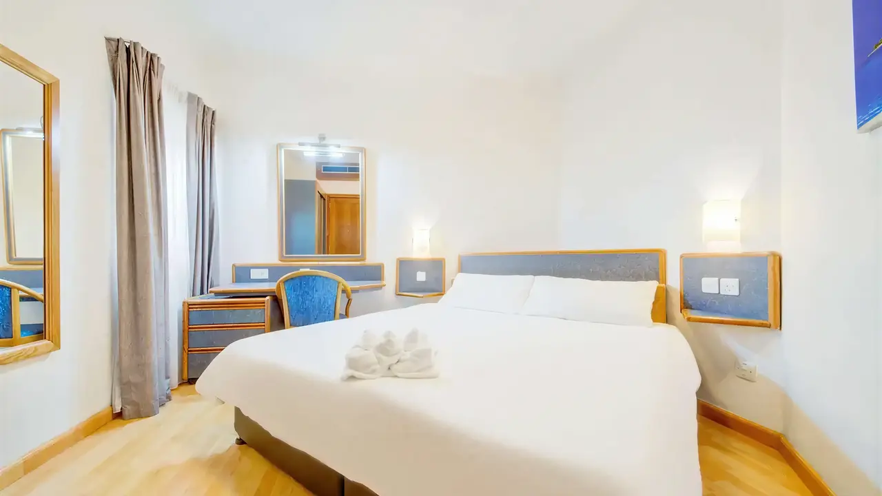 Jasny pokój z dużym łóżkiem w AX Sunny Coast Resort & Spa