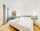 Jasny pokój z dużym łóżkiem w AX Sunny Coast Resort & Spa