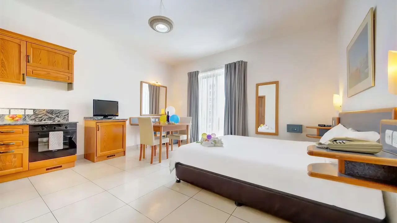 Nowoczesny pokój z łóżkiem w AX Sunny Coast Resort & Spa