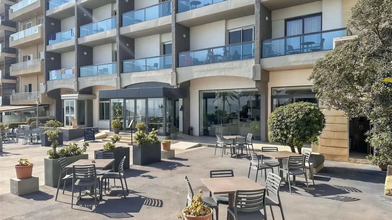 Elewacja i taras zewnętrzny w AX Sunny Coast Resort & Spa