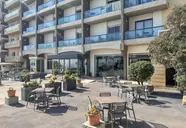 Elewacja i taras zewnętrzny w AX Sunny Coast Resort & Spa