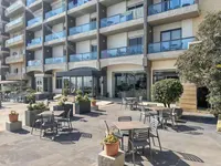 Elewacja i taras zewnętrzny w AX Sunny Coast Resort & Spa