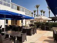 Taras z restauracją w AX Sunny Coast Resort & Spa