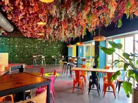 Nowoczesna restauracja w AX Sunny Coast Resort & Spa z kolorowym sufitem