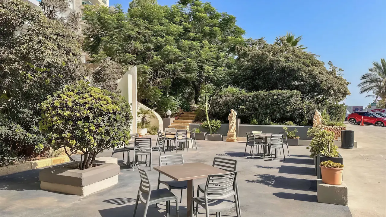 Taras z meblami w ogrodzie AX Sunny Coast Resort & Spa