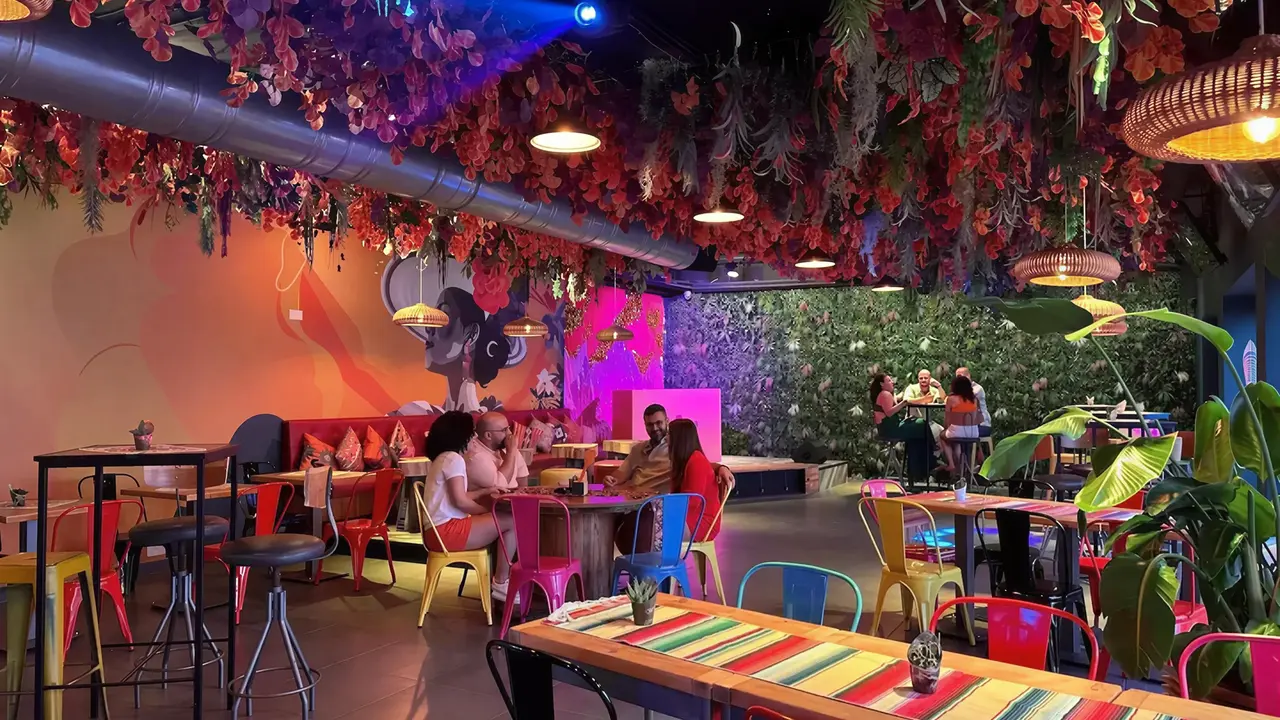 Kolorowa restauracja w AX Sunny Coast Resort & Spa z dekoracyjnym sufitem