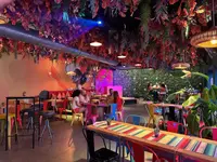 Kolorowa restauracja w AX Sunny Coast Resort & Spa z dekoracyjnym sufitem