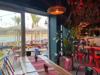 Restauracja w AX Sunny Coast Resort & Spa z widokiem na plażę
