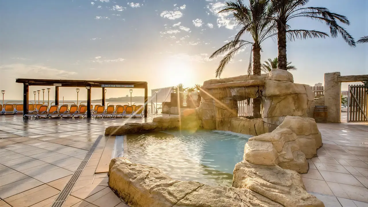 Basen z leżakami w AX Sunny Coast Resort & Spa