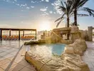 Basen z leżakami w AX Sunny Coast Resort & Spa