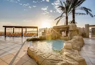 Basen z leżakami w AX Sunny Coast Resort & Spa